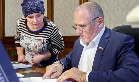 Работать вместе и по решению любого вопроса